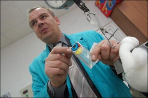 Провідний інженер лабораторії випробувань іграшок ”Укрметртестстандарту” Сергій Каспаров тестує пластмасові деталі іграшок. Для цього використовує пластиковий циліндр, який за діаметром відтворює горло дитини. Якщо деталь вільно пройде в циліндр, її браку