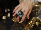 Продавець ювелірних виробів показує перстень з ластівками