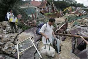 Жителі малайзійської столиці Куала-Лумпур рятують найцінніші речі з-під завалів своїх домівок