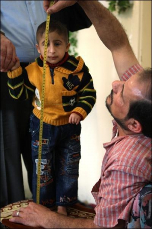 Лікарі не можуть пояснити, чому Хазем такий малий на зріст. Його батьки й обидва брати цілком здорові