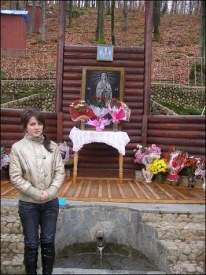 Маріанна Кобаль біля джерела в урочищі Джублик, де їй уперше явилася Пресвята Богородиця 27 серпня 2002 року