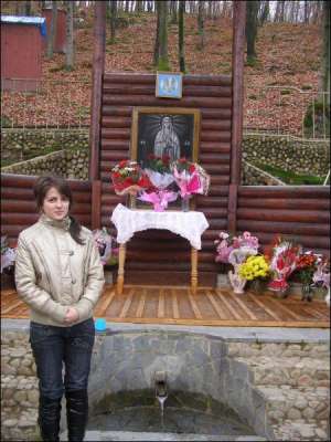 Марианна Кобаль возле источника в урочище Джублик, где ей в первый раз явилась Пресвятая Богородица 27 августа 2002 года