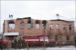 Пожарники тушат в среду здание нежинского коммунального предприятия. Оно расположено в центральной части города