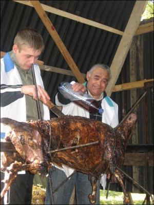 Повар-мангальщик гостинично-ресторанного комплекса ”Карпатия”, в селе Шаян Хустского района Закарпатья, Роман Машико (справа) и помощник шеф-повара Иосиф Говди 10 часов запекали тушу барана на огне. Мясо поливали домашним красным вином