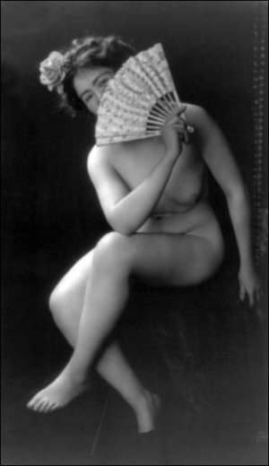 Оголена жінка з віялом — еротичне фото початку XX століття. 100 років тому віяла саме переживали останній сплеск своєї популярності