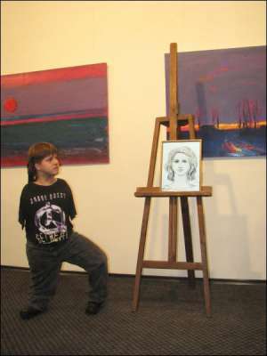 Виктор Семеренко возле портрета незнакомки, выполненного карандашом, на выставке в художественной галерее ”Пласт-Арт” в Чернигове