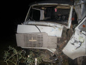 Лісовоз-убивцю зупинили дві товсті сосни. Одне зі зламаних дерев упало на дах ВАЗ-21099. У салоні машини нікого не було