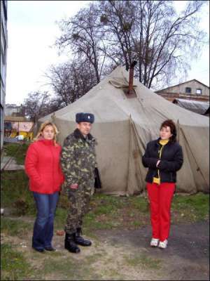 Оксана Федун (справа), ее муж Василий и соседка Оксана Гайковая осматривают палатку. Поставили ее перед окнами квартиры на случай выселения