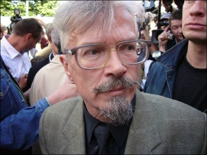 Майно Едуарда Лимонова арештували за образу мера Москви Юрія Лужкова