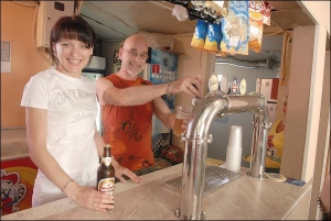 Швейцарец Пьер  Ансерме с женой Екатериной за пивной стойкой в своей киевской пиццерии
