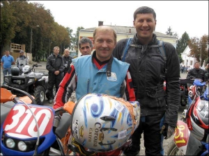 Винницкий мотогонщик Олег Алекса (справа) со своим приятелем Олегом перед последним заездом в эндурогонках в городе Сторожинец на Буковине в сентябре 2008 года