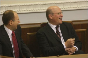 Безпартійний Арсеній Яценюк (ліворуч) і поки ще ”нашоукраїнець”  Роман Зварич у сесійній залі парламенту