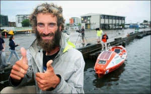 Італійський мандрівник Алекс Белліні проплив океаном 18 тисяч кілометрів. Але йому забракло сил, аби подолати 160 кілометрів до берега Австралії. У подорожі йому хотілося солодкого