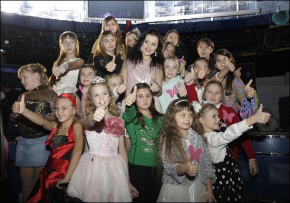 Співачка Міка Ньютон (у центрі) з учасниками конкурсу