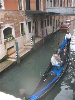 На венецианской гондоле по любому каналу можно добраться к центральной площади Сен-Марко. Если умело торговаться, гондольеры вдвое снижают цену на поездку