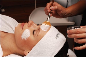 Для хімічного пілінгу обличчя косметолог спа-салону ”Сусесі” у Белеку в Туреччині наносить на обличчя відвідувачки суміш із фруктовими кислотами. Вона розчиняє клітини і сприяє оновленню шкіри