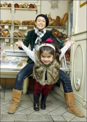 Колишня телеведуча Лідія Петрова із донькою Емілі у кафе ”Волконський Кейзер” на Хрещатику