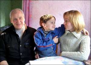 Олександр Кревінс (у центрі) з батьками Володимиром та Людмилою. Хлопчик навчається за програмою, яку розробив батько. У школу ходить лише на уроки музики. Знає п’ять мов, ще дві вивчає