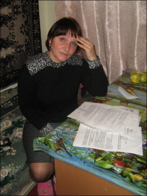 Юлия Росновская из поселка Теплик Винницкой области показывает результаты магнито-резонансной терапии 2004 и 2006 годов. Их выводы отличаются
