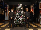 У фойє столичного кінотеатру ”Україна” гостей прем’єри зустрічали двоє хлопчиків років 12 у костюмах і темних окулярах. На сходах їхні однолітки-дівчатка бажали гостям приємного перегляду