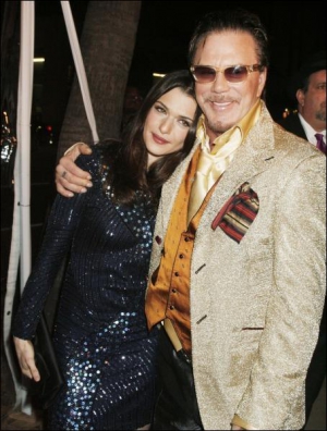 Актер Микки Рурк с актрисой, женой режиссером фильма ”Борец”, 38-летней Рейчел Вайс на премьере в Калифорнии