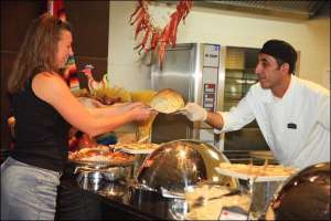В пятизвездочных турецких гостиницах хлеб выпекают сразу в ресторане, где обедают посетители. Его надлежит есть, отламывая по кусочку. Оставлять следы зубов на ломте считают плохим тоном