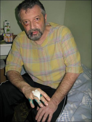 После похищения Владимир Демиденко лечится в Черниговской областной больнице. Медиков просил зашивать его синими нитями, потому что возглавляет Славутский городскую ячейку Партии регионов