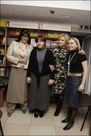 Победительница конкурса ”Книга года Би-би-си” Ирина Чернова (вторая слева) вместе с телеведущей Ольгой Герасимьюк (слева), певицей Марией Бурмакой (справа) и писательницей Светланой Пыркало