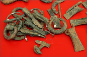 Бронзовые украшения и элементы оружия, найденные на Закарпатье. Их выкопали крестьяне, обрабатывая землю