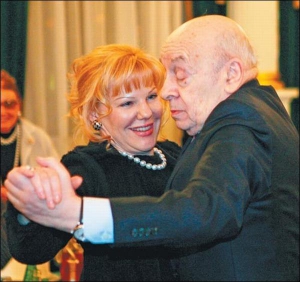 Актер Леонид Броневой танцует с актрисой Александрой Захаровой на своем 80-летнем юбилее