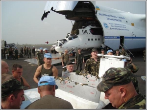 Українські миротворці розвантажують 23 грудня гвинтокрил Мі-24 із борту ”Руслана” в аеропорту міста Робертсфілд у Ліберії. Від громадянської війни країну вберігає 5-тисячний корпус миротворців. Українців там служить 300 чоловік