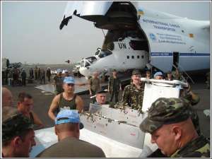 Украинские миротворцы выгружают 23 декабря вертолет Ми-24 с борта ”Руслана” в аэропорту города Робертсфилд в Либерии. От гражданской войны страну уберегает 5-тысячный корпус миротворцев. Украинцев там служат 300 человек