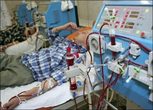 При почечной недостаточности больным прописывают гемодиализ — аппаратную чистку крови. В Киеве такие аппараты есть в городских больницах, Институте нефрологии и в Институте хирургии и трансплантологии им. Шалимова