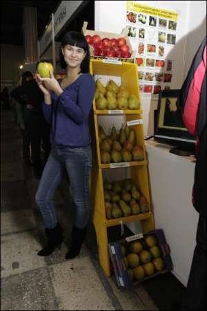 Людмила Салига из Ассоциации развития интенсивного садоводства Черкащины показывает яблоки американского клубного сорта Джаз на выставке ”Овощи и фрукты Украины” в Киеве. Этот зимний сорт дает большие плоды, которые можно долго хранить