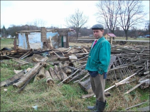 Василь Миронюк із села Мишин на Івано-Франківщині біля старої хати, зруйнованої повінню у липні 2008 року