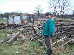 Василий Миронюк из села Мишин на Ивано-Франковщине возле старого дома, разрушенного наводнением в июле 2008 года