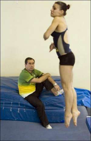 Заслуженный тренер Олег Остапенко восемь лет тренировал женскую сборную Бразилии. На фото он со своей воспитанницей Жаде Барбозой в гимнастическом зале города Кутириба в Южной Бразилии