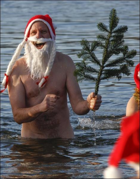 Члены клуба берлинских моржей на Рождество прыгнули в озеро Оранкезее в одних шапках Санта Клауса и полосатых чулках