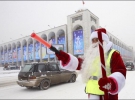 В столице Кыргызстана Бишкеке милиционерам выдали костюмы Дедов Морозов и обязали желать водителям счастливого Нового года