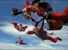 Группа австралийских парашютистов из Сиднея прыгнула с самолета над городом, чтобы в воздухе прокричать запрещенную рождественскую прибаутку ”Хо-хо-хо!”