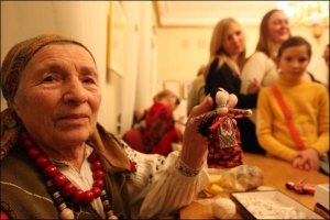 Киевлянка Варвара Марцелла продает кукол по 15 гривен, немного больших, — по 30