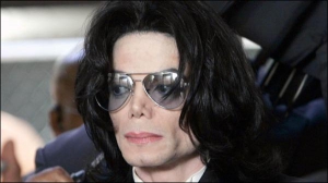 Американский певец Майкл Джексон очень редко появляется на людях без темных очков
