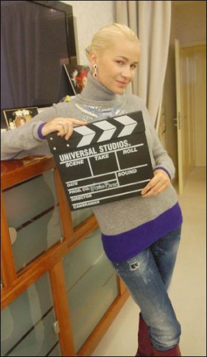 Кинохлопушку с надписью ”Юниверсал Студиоз” телеведущей Татьяне Рамус четыре года тому назад подарила младшая сестра Ирина
