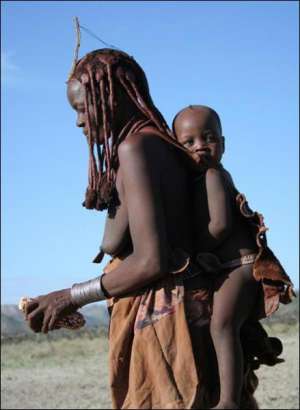 Жінки деяких племен Африки традиційно носять немовлят із собою. Менших дітей прив’язують спереду, а старших — до спини. Учені дослідили, що ці малюки розвиваються швидше за європейських однолітків