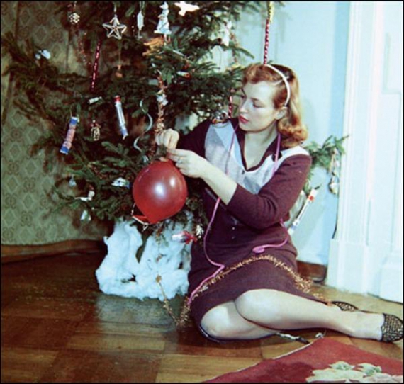 Актриса Клара Лучко украшает елку, 1968 год