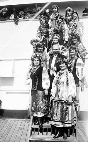 Певицы из Украинской республиканской капеллы на корабле во время одного из морских путешествий, в центре — Александр Кошиць. Начало 1920-х