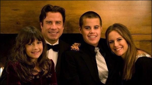 Голливудский актер Джон Траволта с женой Келли Престон и детьми Эллой и Джеттом