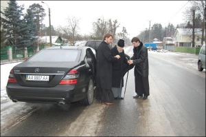Митрополит Украинской православной церкви Московского патриархата Владимир (в центре) выходит из служебного автомобиля епархии
