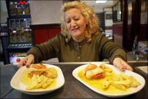 Мария-Виктория Альмендрос в ресторане ”Лас Дамас” в столице Испании Мадриде подает кушанья за 6 евро. Как на местные цены — это дешево