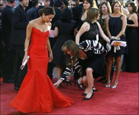 Американская актриса Ева Лонгория на красной дорожке запуталась в длинном шлейфе платья